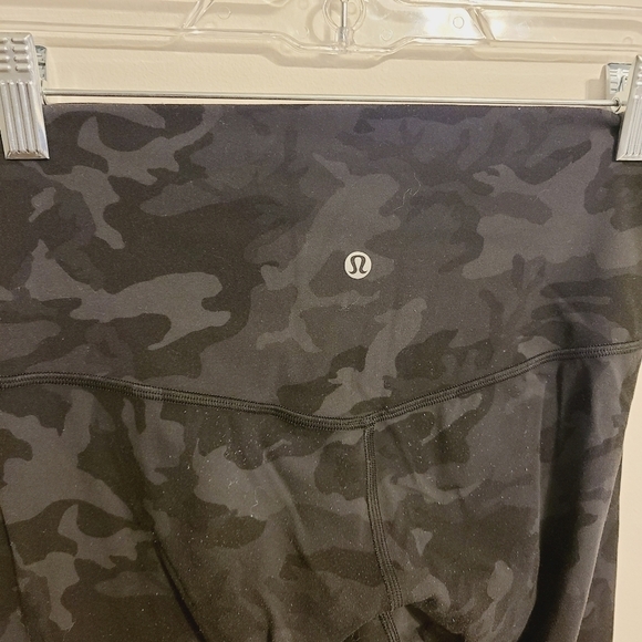 Lululemon | Women's Wunder Under High-Rise 25" Camo Tight Leggings (Size 6) - Picture 8 of 13